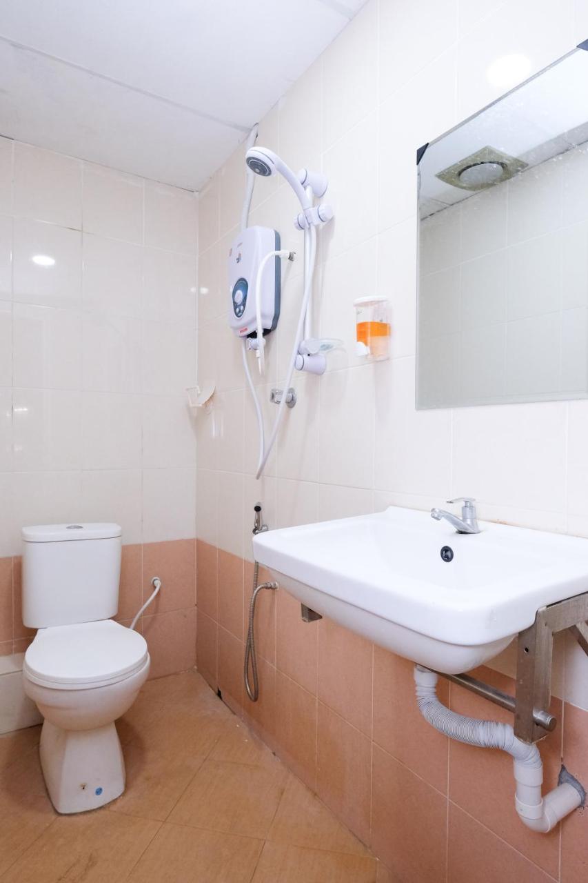 Oyo 715 Mr J Hotel Kota Bharu Extérieur photo